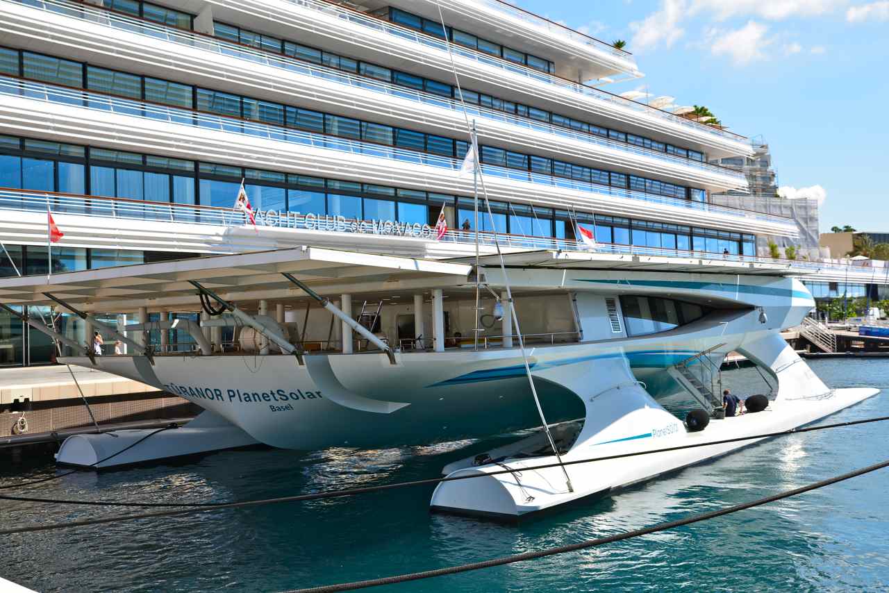 La bateau solaire Planatsolar Turanor devant le Yacht Club