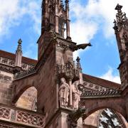 La cathédrale est ornée d'une multitude de sculptures