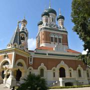 La cathédrale est construite  en croix grecque dans le style vieux russe