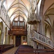 La chaire et la tribune d'orgue vus depuis le choeur