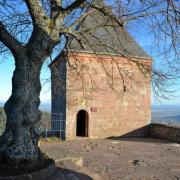 La chapelle des Anges bâtie sur un rocher en saillie date du XII° s...