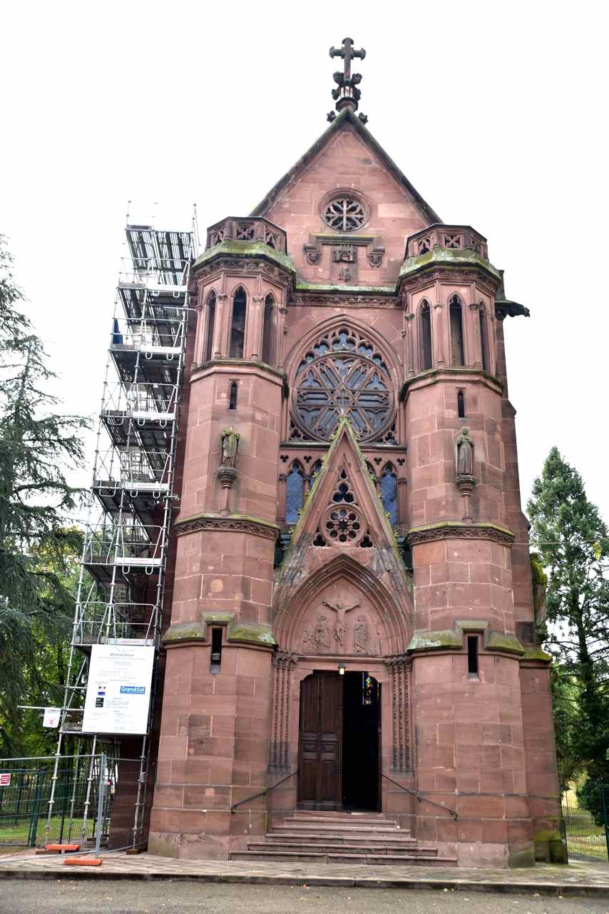 La chapelle Herzog bâtie avec du grès rose des Vosges  date de 1862