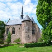 La chapelle saint Léger bâtie contre les remparts date de 1461