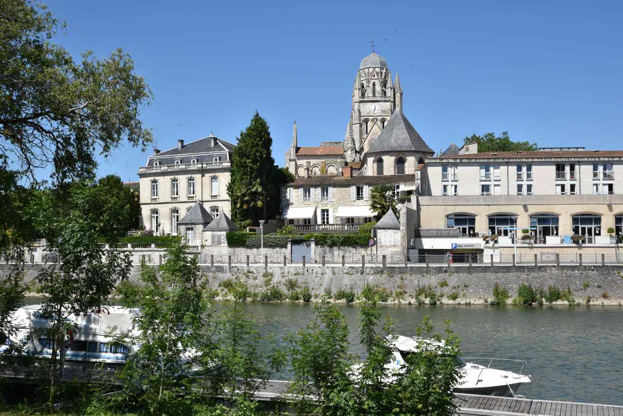 La Charente et la Cathédrale St Pierre...