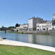 La charente, la passerelle d'accès à la vieille ville et la cathédrale St Pierre