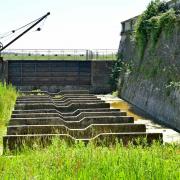 La Charente se trouve derrière cette forme-radoub