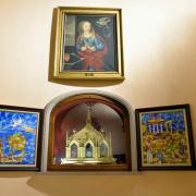 La chasse renferme les reliques de Ste Dévote