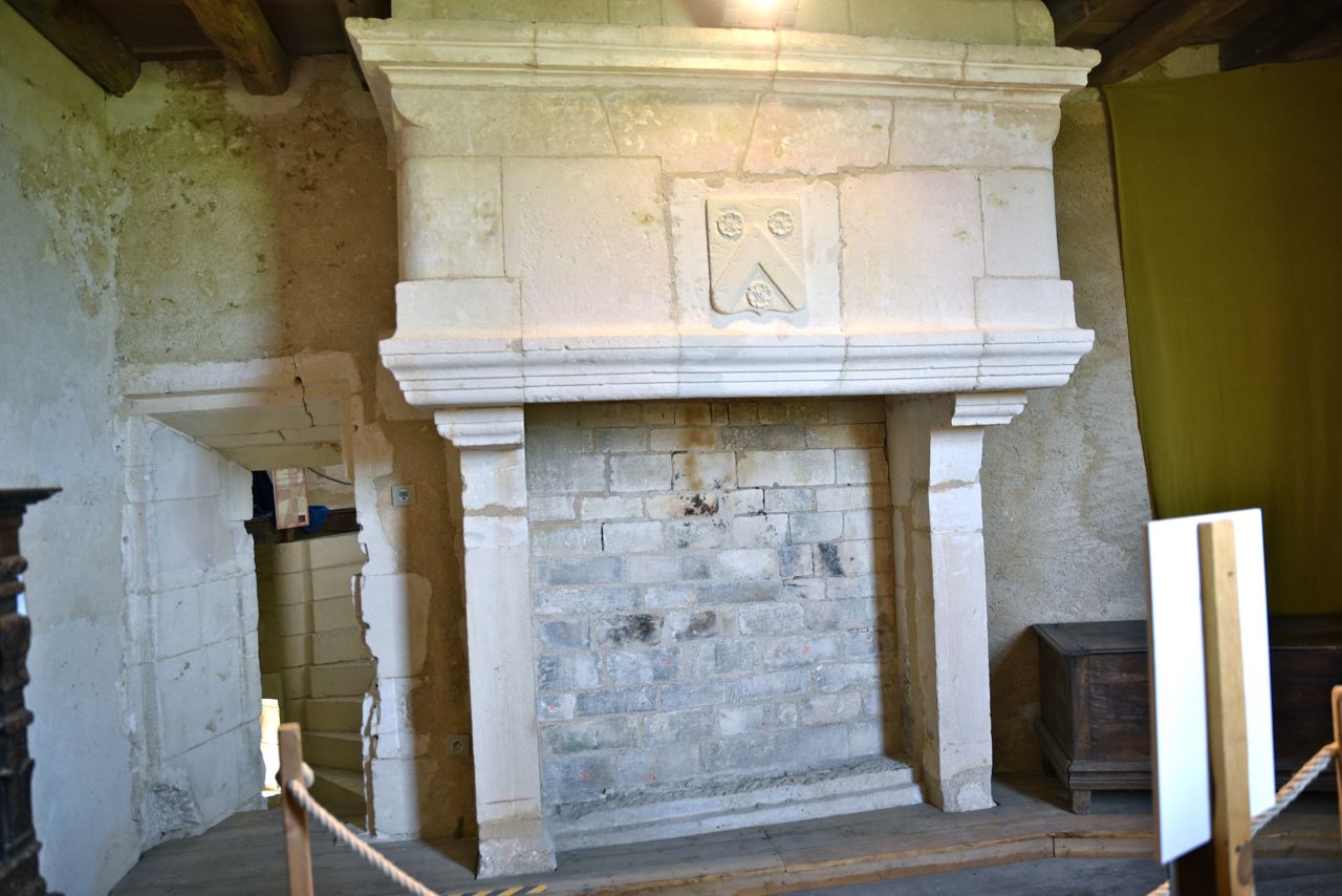 La cheminée de la pièce de vie d'Aliénor d'Aquitaine