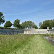 La citadelle est ceinturée par l'eau...