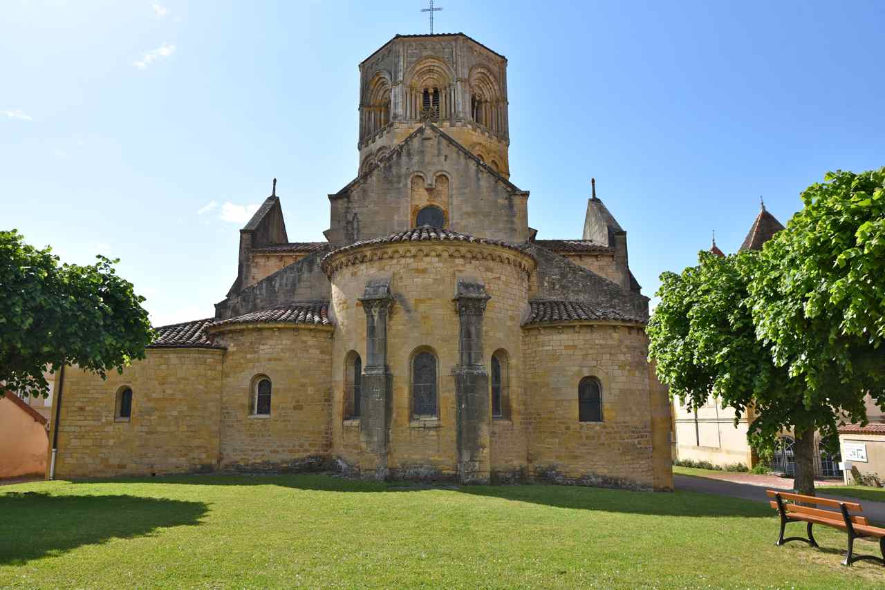 La collégiale romane St Hilaire date du XII° siècle, elle est la dernière...