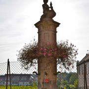 La colonne du bassin affiche le blason de la ville de Barr...