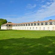 La corderie est bâtie sur un radeau flottant, sur le sol meuble, fangeux, constitué..