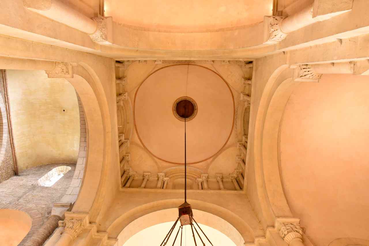 La coupole de la  croisée du transept et ses piliers romans