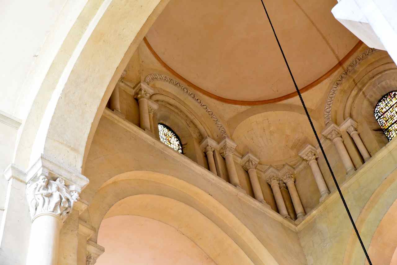 La coupole du transept, à gauche un chapiteau représentant....