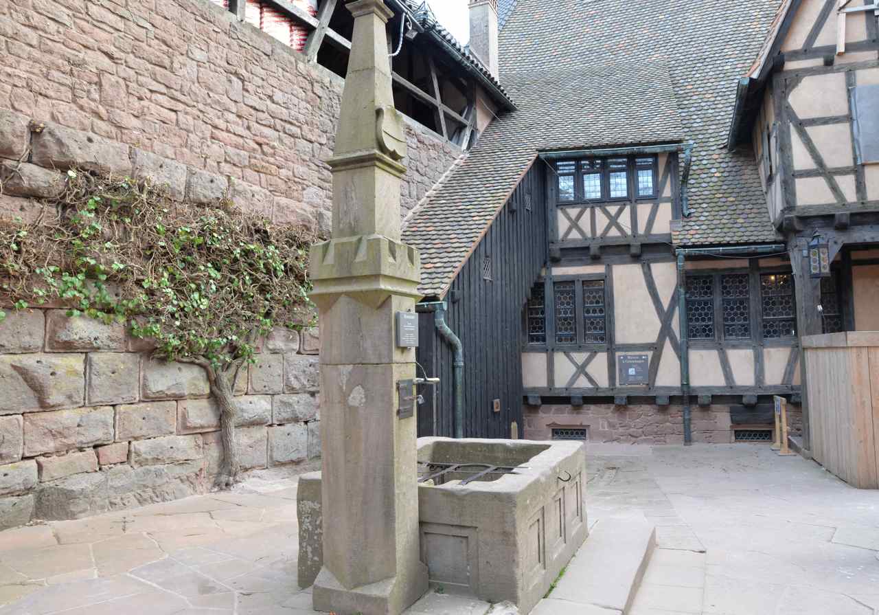 La cour basse, copie d'une fontaine du XV° s et les communs