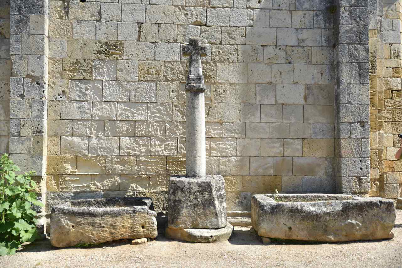 La croix de l'ancien cimetière devant la façade sud