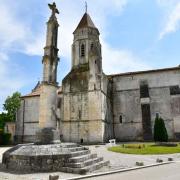 La croix hosannière (XV°siècle) et l'église romane saint Quentin (XII° siècle)