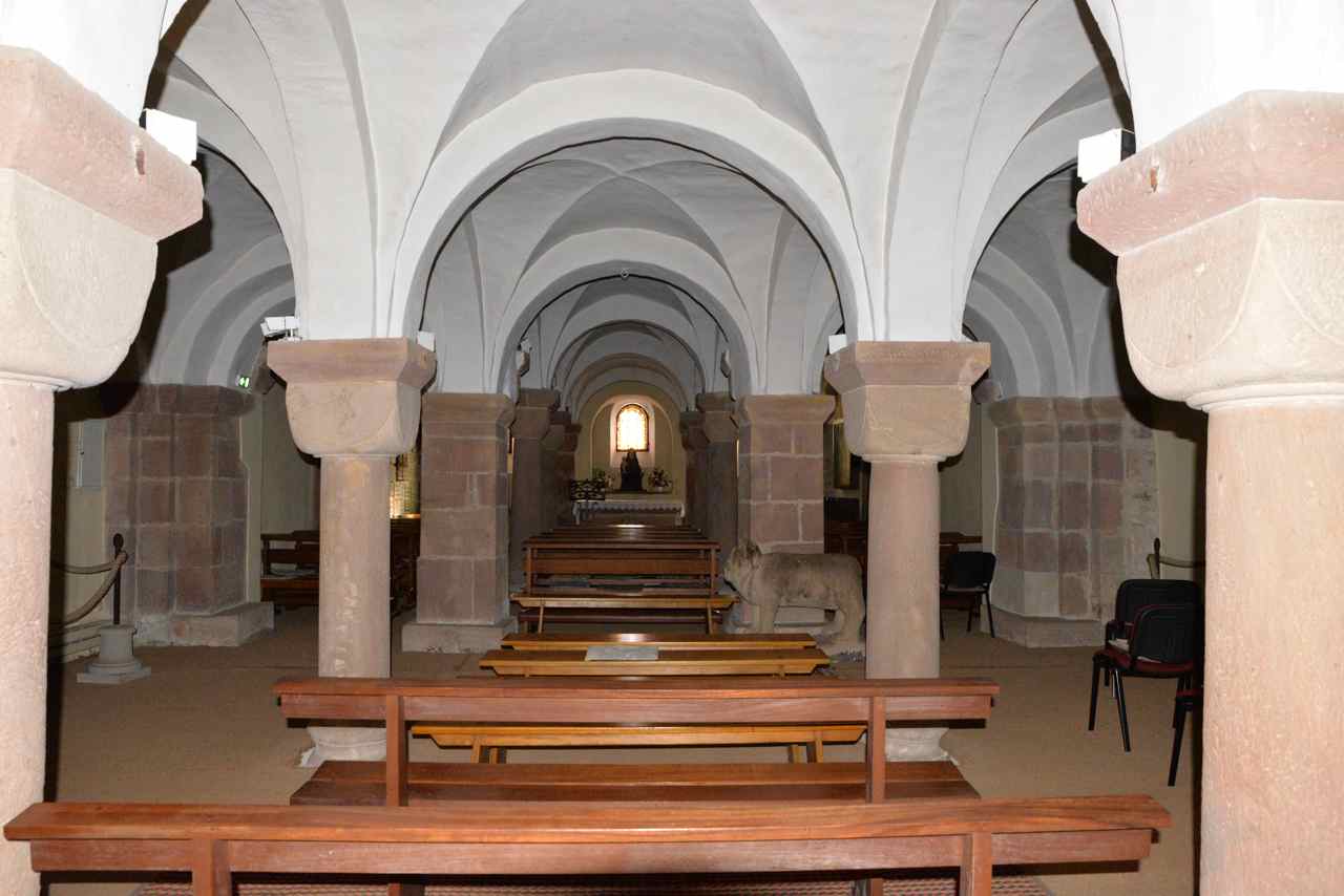 La crypte de l'abbatiale du XI° siècle se trouve sous le transept