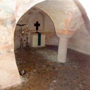 La crypte décorée de fresques presque disparues