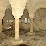 La crypte, où étaient déposées les reliques, se trouve sous le choeur