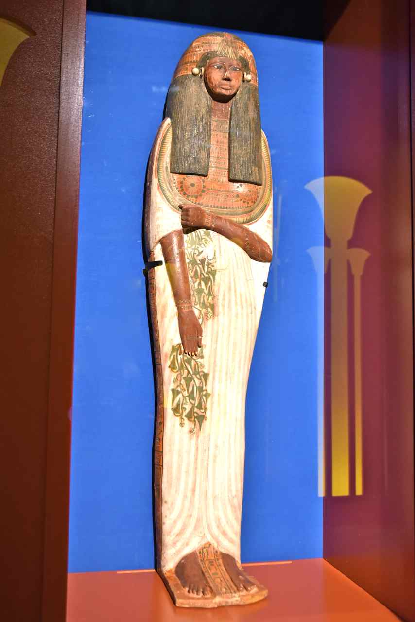 La dame Isis-Bois recouvert d'une fine toile de lin-XIX° dynastie