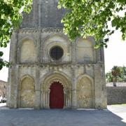 La façade à deux niveaux avec baies aveugles et le portail...