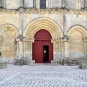 La façade de style roman saintongeais est très sobre