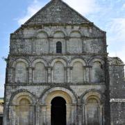 La façade est divisée par des corniches horizontales en 3 niveaux d'arcades 