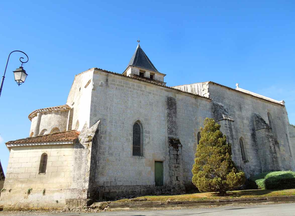 La façade N.E. Le chevet, à moitié-caché, et le clocher datent du XII° siècle