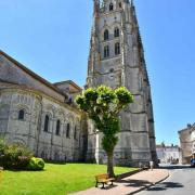 La façade nord et le clocher qui culmine à 80 m