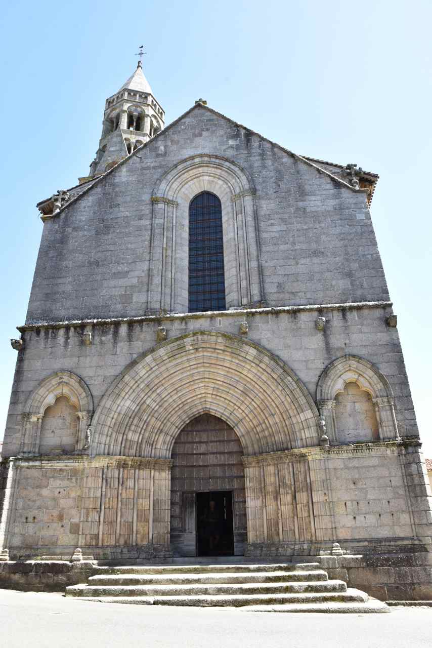 La façade occidentale s'ouvre sur le portail gothique du XIII° siècle