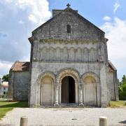 La façade occidentale est typique de l'architecture romane saintongeaise