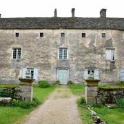 La façade ouest du château d'Ozenay encadrée de deux ailes