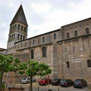 La façade sud de l'abbatiale et le clocher du transept