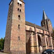 La façade Sud et les deux clochers de l'église, l'un roman, l'autre gothique