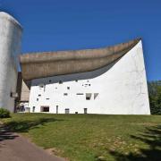 La façade sud n'est pas percée de vitraux mais de petites ouvertures