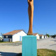 La femme océane près du port ostréicole