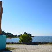 La femme océane protège le bassin 