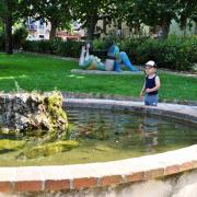 La fontaine aux poissons rouges et la sculpture des Bas Bleus