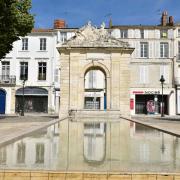 La fontaine de la place Colbert et son miroir d'eau. La sculpture sommitale...