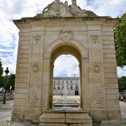 La fontaine, devant la place Colbert, alimentait en eau les habitants du quartier