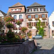 La fontaine et des maisons du XVIe et XVIIe