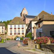 La fontaine et l'abreuvoir bien fleuris