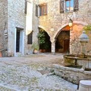 La fontaine gothique et le lavoir du XV° siècle