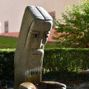 La fontaine : « Jésus pleurant » sculpture de Franz Gutmann 