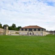 La fontaine penchée, à droite le pavillon qui abrite le musée