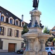 La fontaine Roesselmann, place des Six montagnes noires, et la sculpture...