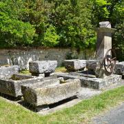 Cette fontaine se trouve à l'extérieur de la bastide, seul point d'eau à l'époque