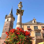 La fontaine Ste Odile devant la Kappelturm et l'Hôtel de Ville