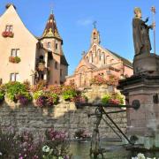 La fontaine surmontée de la statue St Léon et le château d'Eguisheim